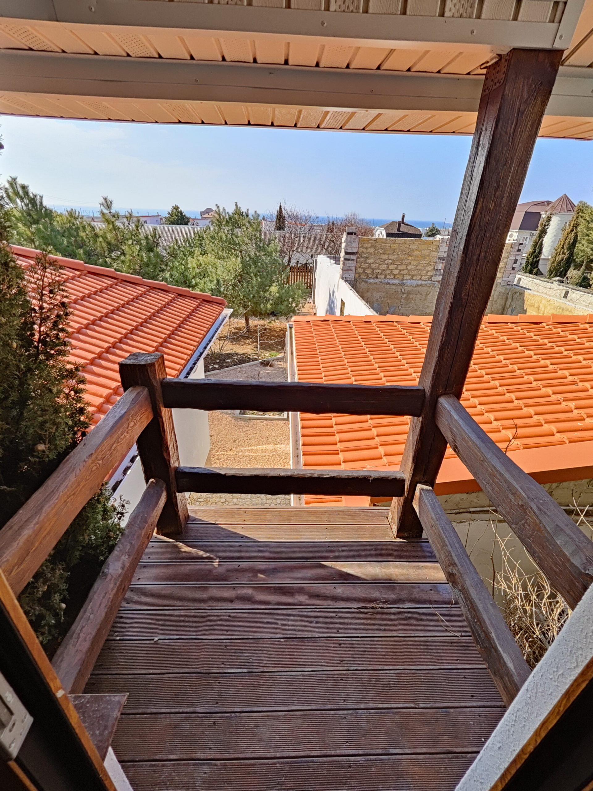 Балкон с видом на море и внутренний дворик